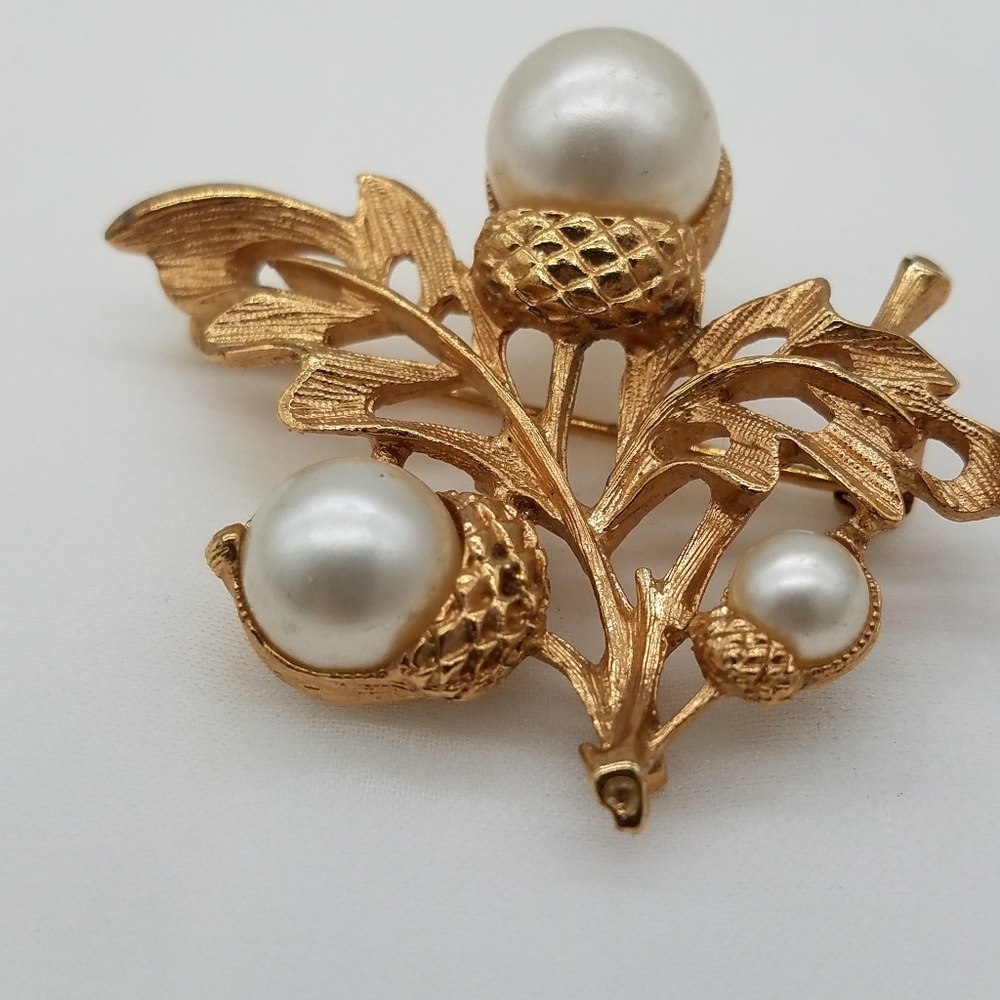 Avon brooch vintage signed goldtoneFaux Pearls